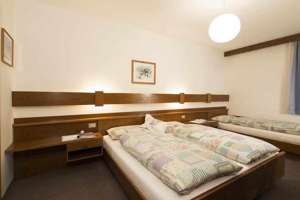 Hotel Ciasa Iris Colfosco Habitación foto